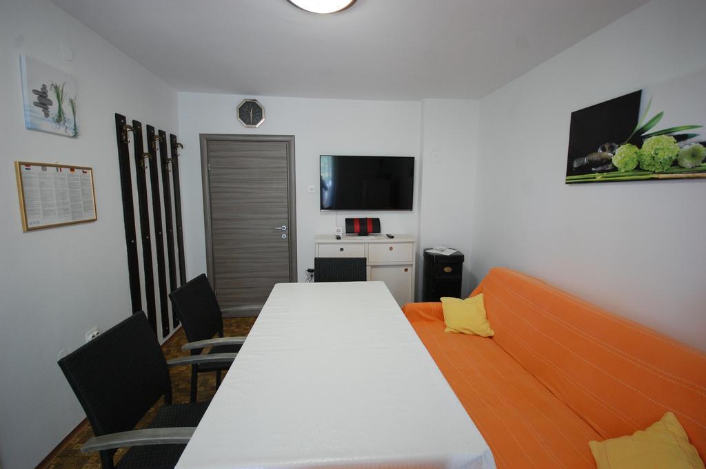 Apartments Jakobi By El-Pi Tours Njivice Exterior foto