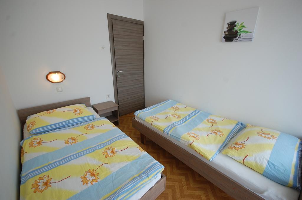 Apartments Jakobi By El-Pi Tours Njivice Exterior foto